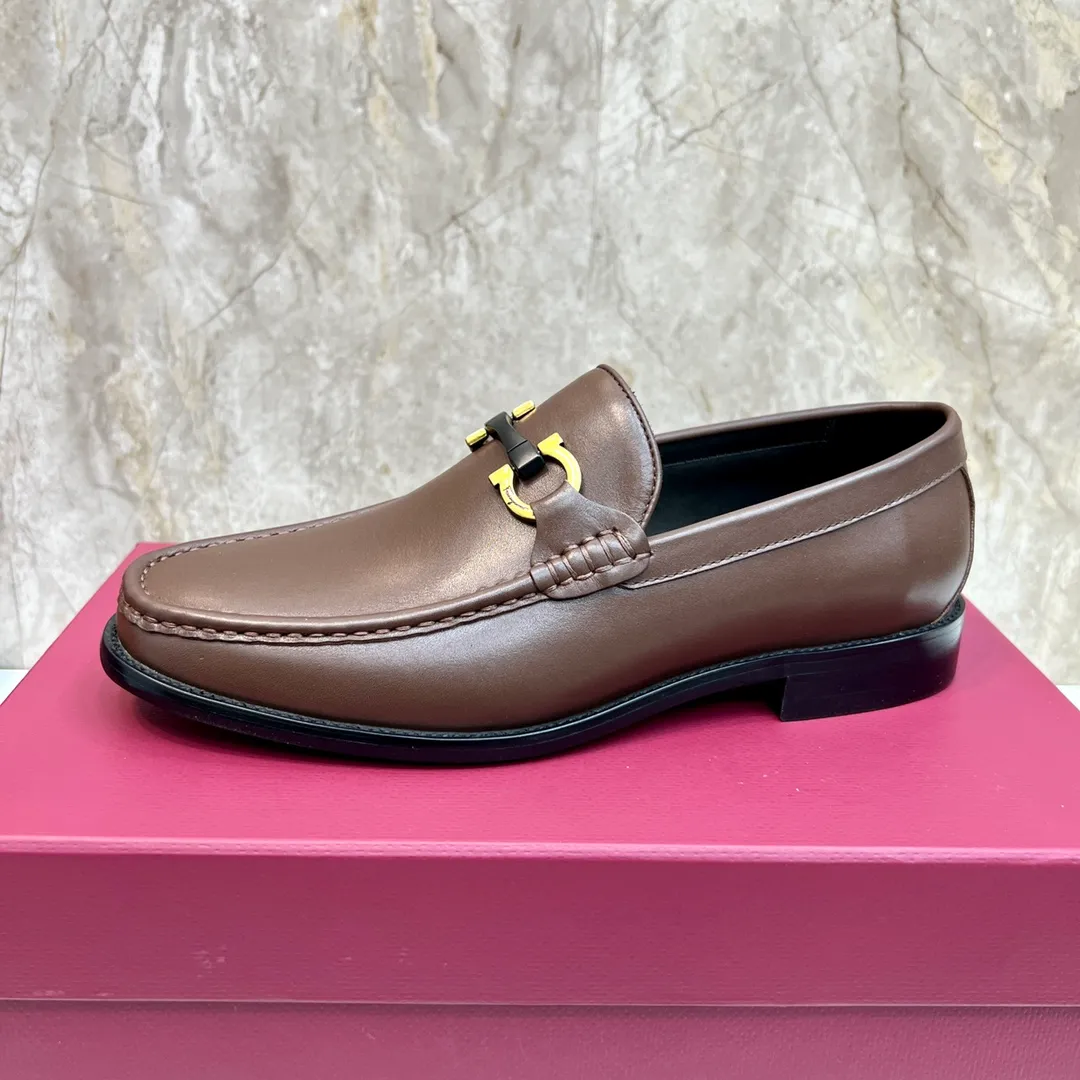 Original order quality P600 Brand: Ferragamo Standard size: Men's size 38/44 (45 can be customized) Grade: Same style as the official website High-quality men's shoes Material: Customized first-layer calfskin with water-dyed cowhide lining Cowhide tiptoe Original non-slip and wear-resistant rubber outsole Style category: Men's formal business leather shoes are young and fashionable European and American trends British style Casual matching Comfortable feet Color: Actual picture